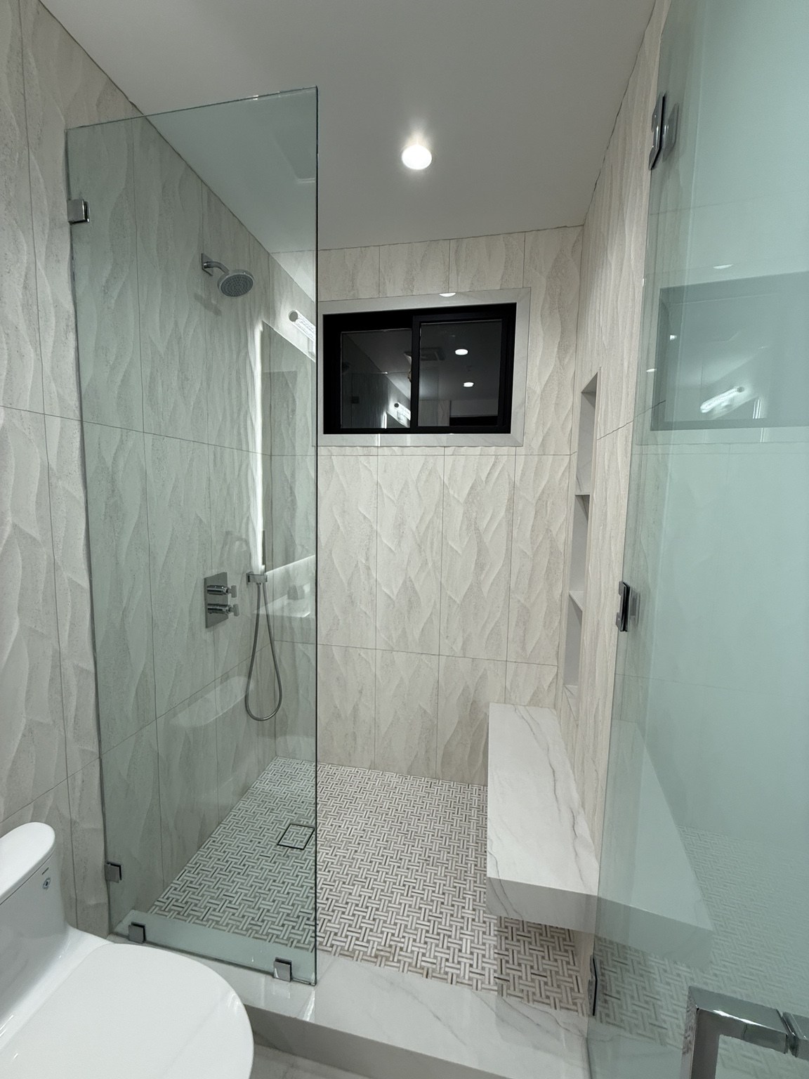 Light stone shower with built-in bench